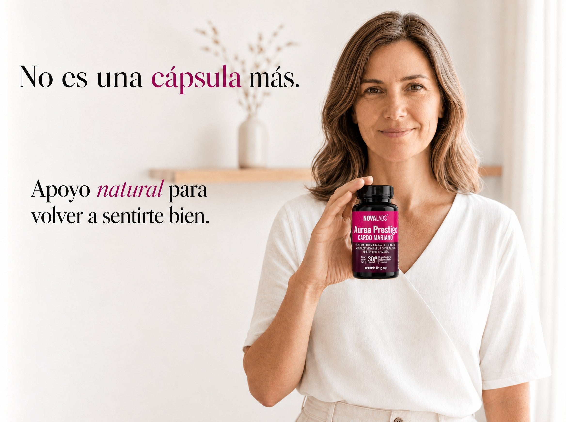 Mujer sosteniendo Aurea Prestige — suplemento dietario de Cardo Mariano de NovaLabs