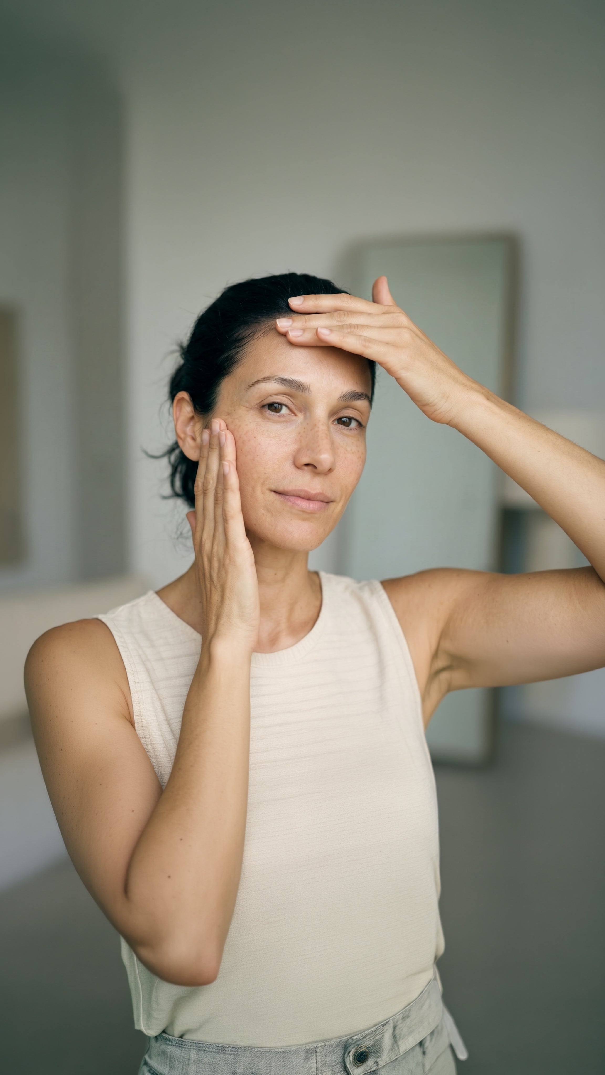 Mujer que refleja bienestar y calma — beneficios de Aurea Prestige